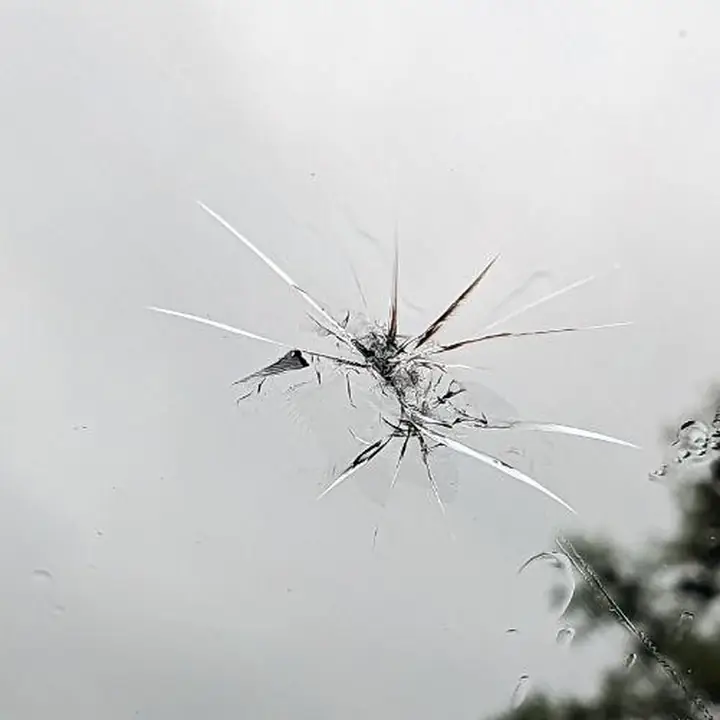 Скол-зірка з променями на лобовому склі